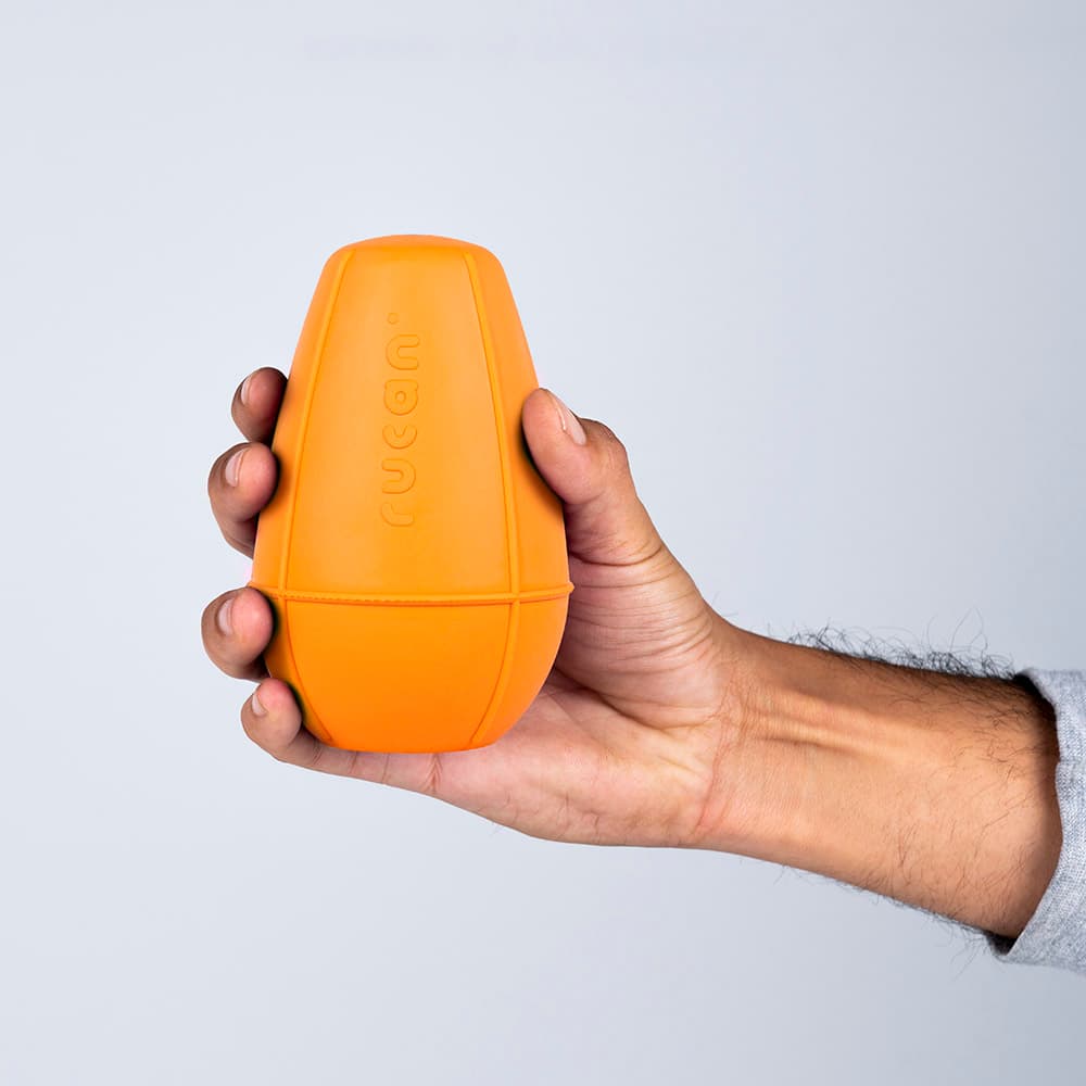 Juguete Conic Naranja de tamaño grande sostenido en la mano.